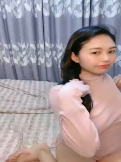 样子可爱的19岁闷骚眼镜妹子穿上黑丝被男炮友用手指抠出水吹硬鸡巴骑坐